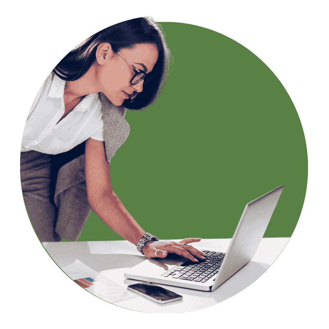 empresaria revisando la sección de preguntas frecuentes desde su laptop