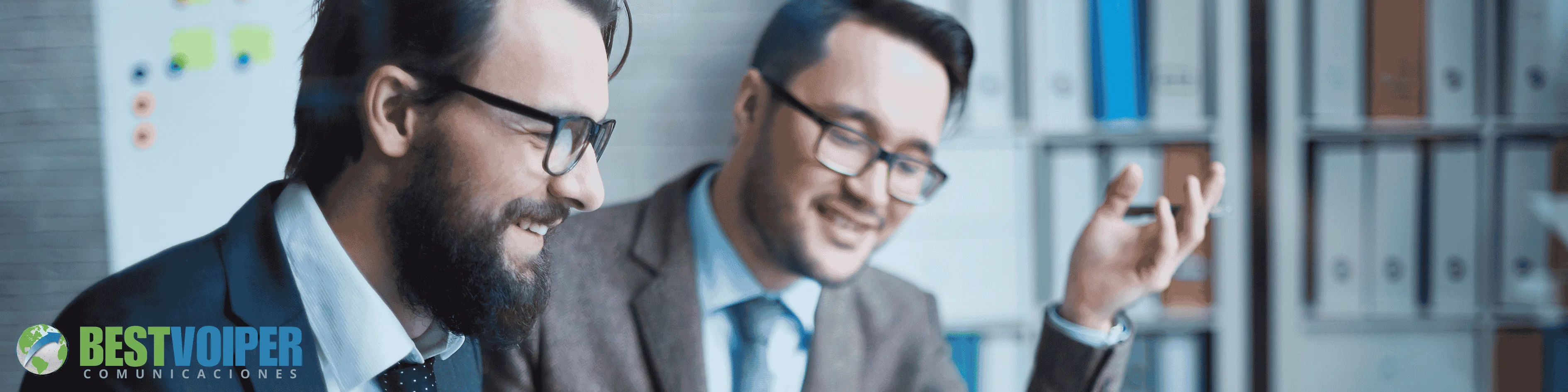 Hombre de negocios contactandose con sus clientes