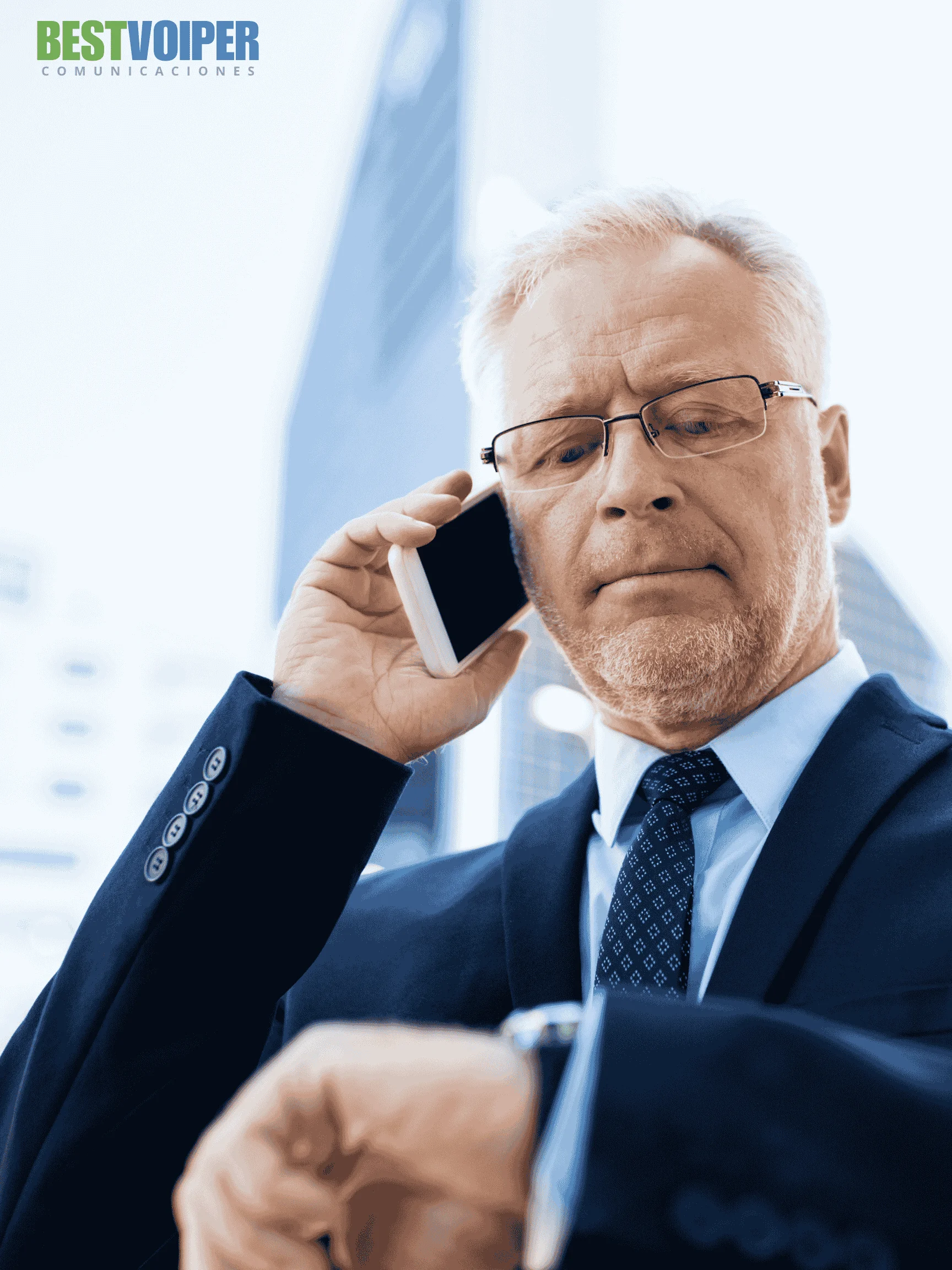 Empresario haciendo uso del servicio bestiptrunk y revisando su reloj