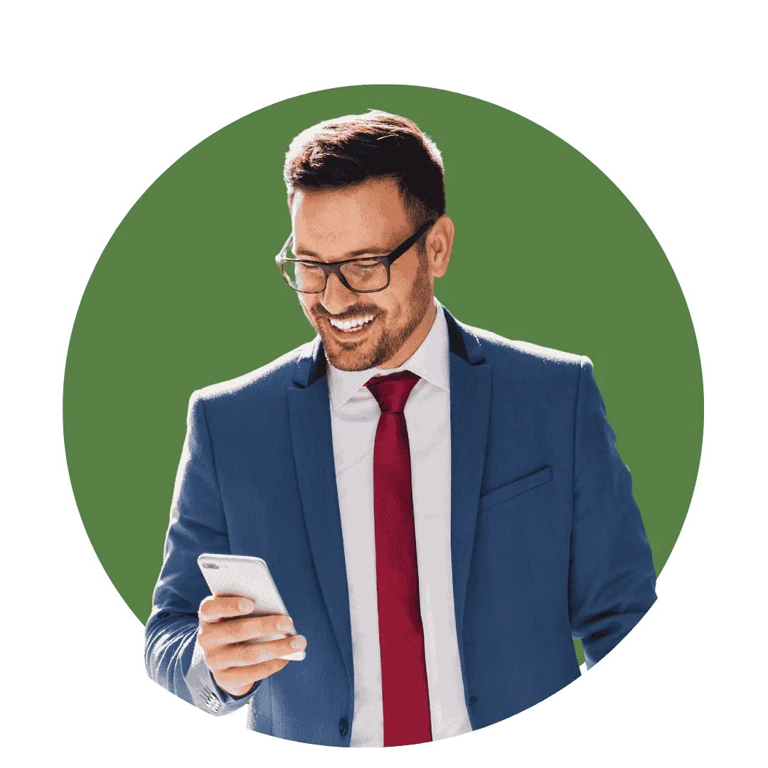 hombre leyendo mensajes en su celular