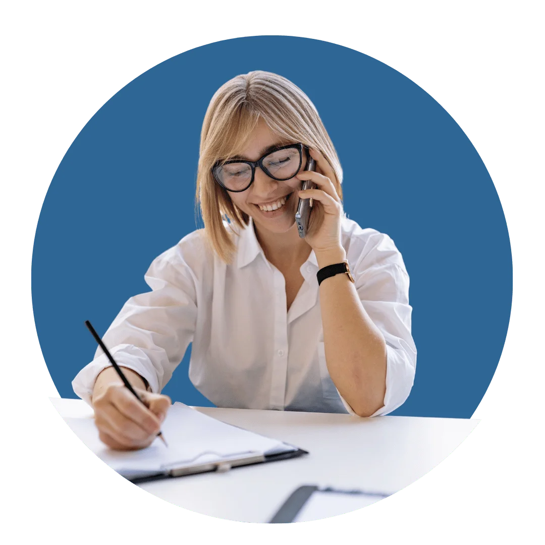 Mujer con gafas y cabello corto haciendo uso del servicio BestPbx