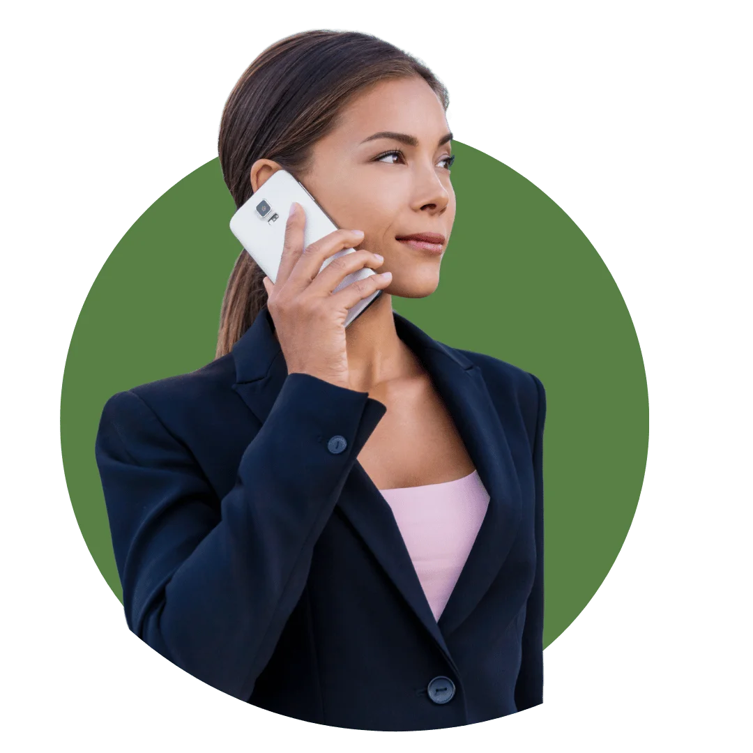 Mujer de negocios haciendo uso de PBX para telefonía empresarial