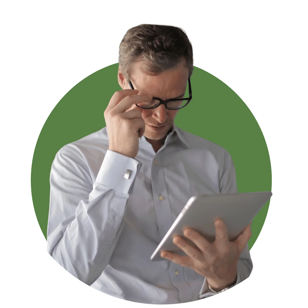 Hombre haciendo administración remota de su BestPbx de manera remota