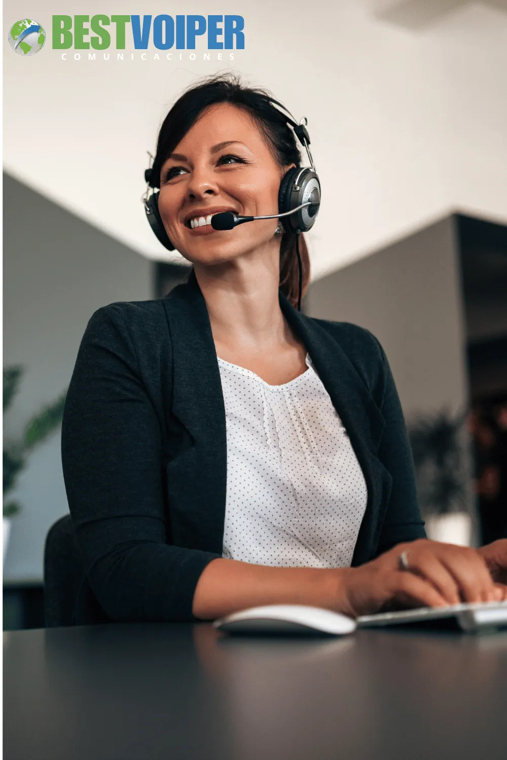 agente call center usando el servicio de bestvoiper