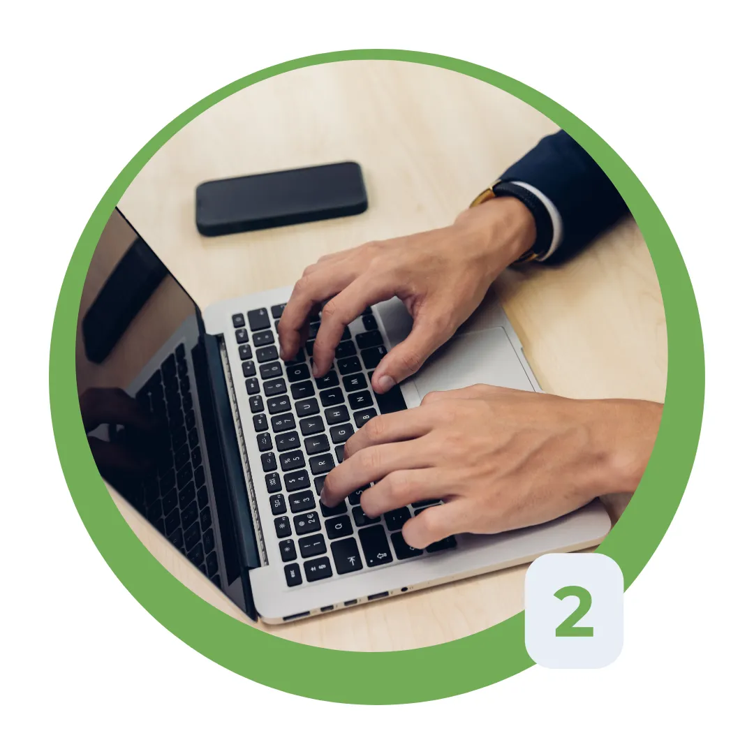 Persona escribiendo lo que necesita que haga IA-Analiticas Bestvoiper