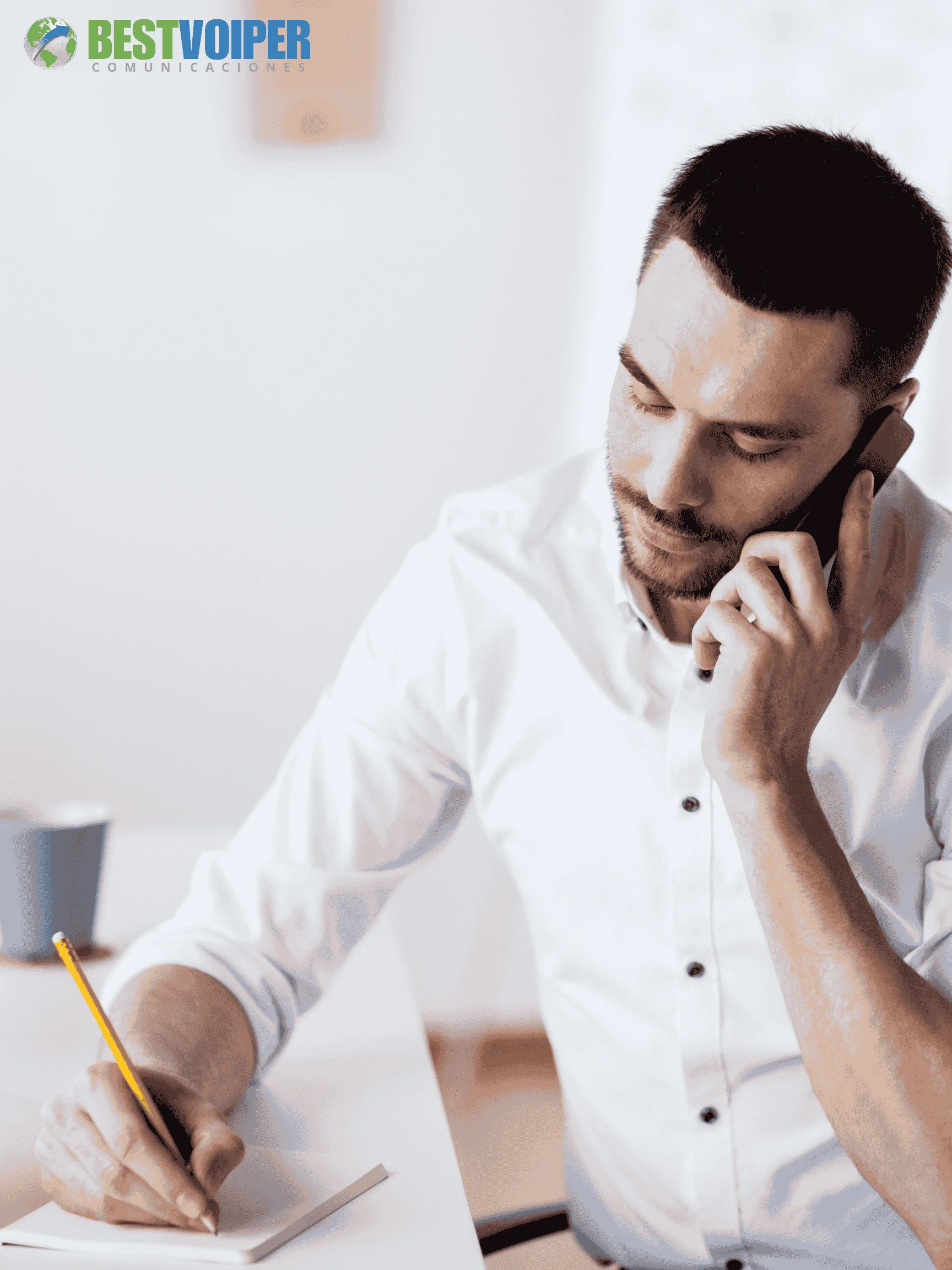 Hombre llamando por telefono y tomando notas