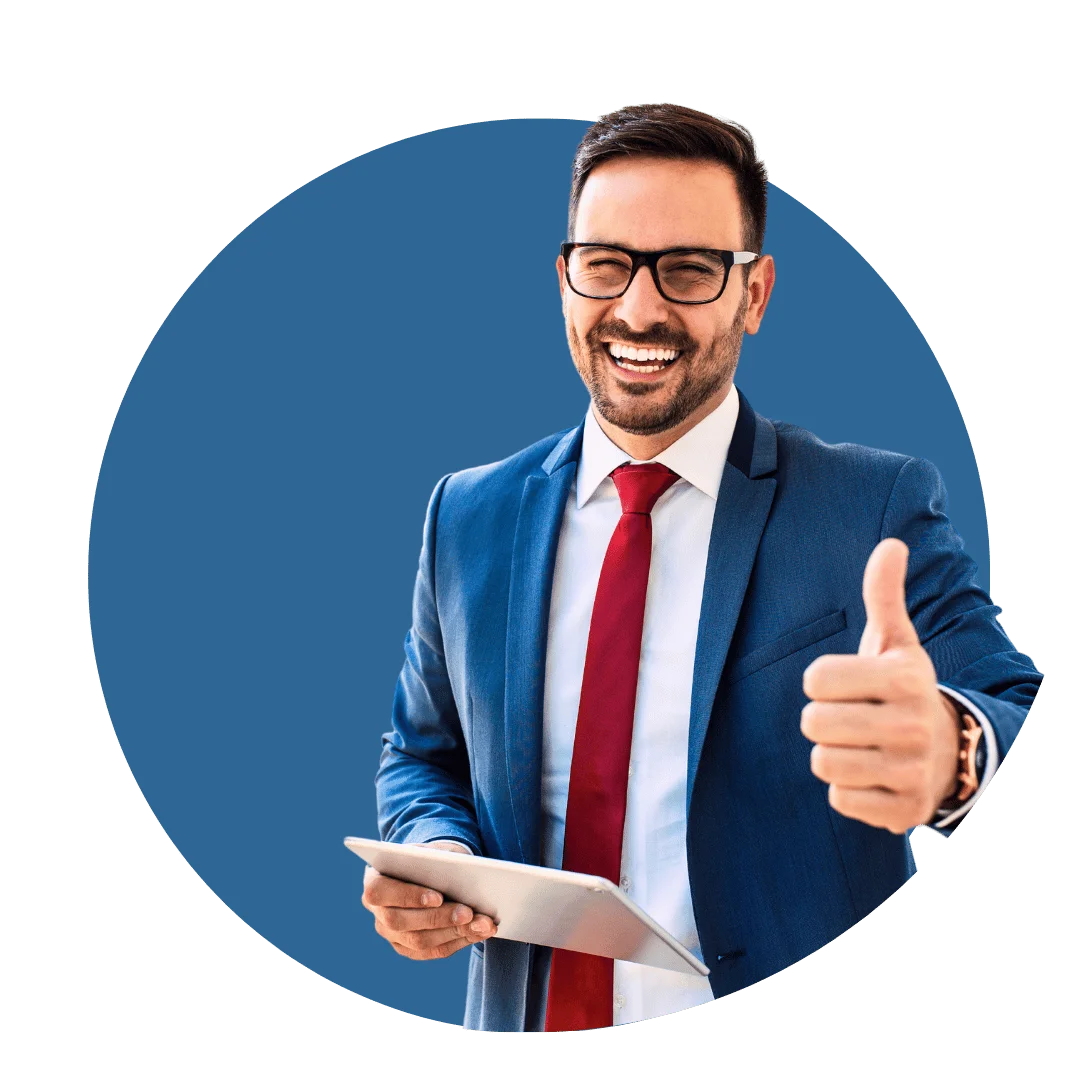 Hombre de negocios haciendo uso de BestPbx en su tableta con los pulgares arriba