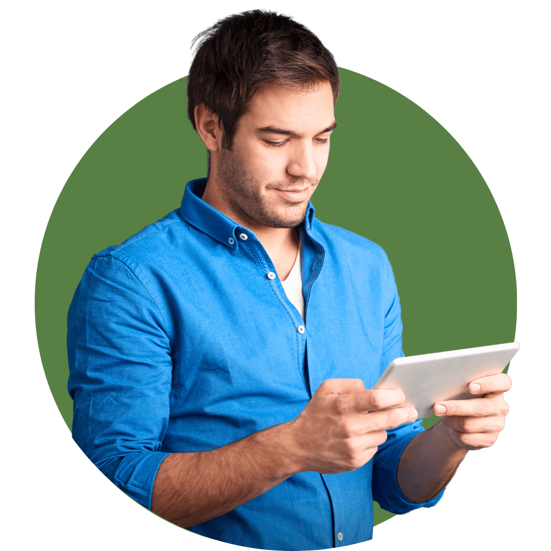 Hombre revisando mensajes de texto