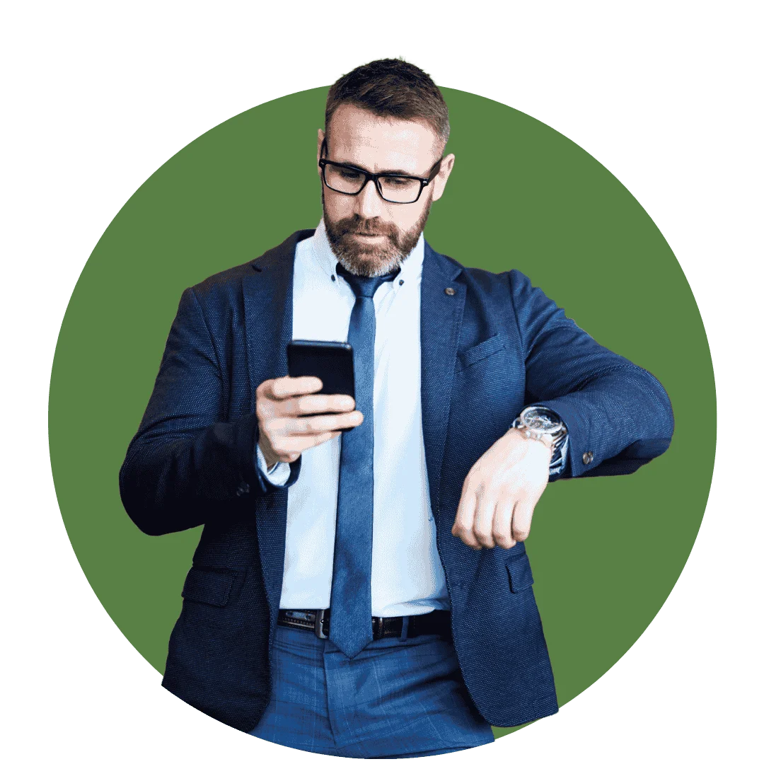 empresario revisando la sección de preguntas frecuentes desde su celular