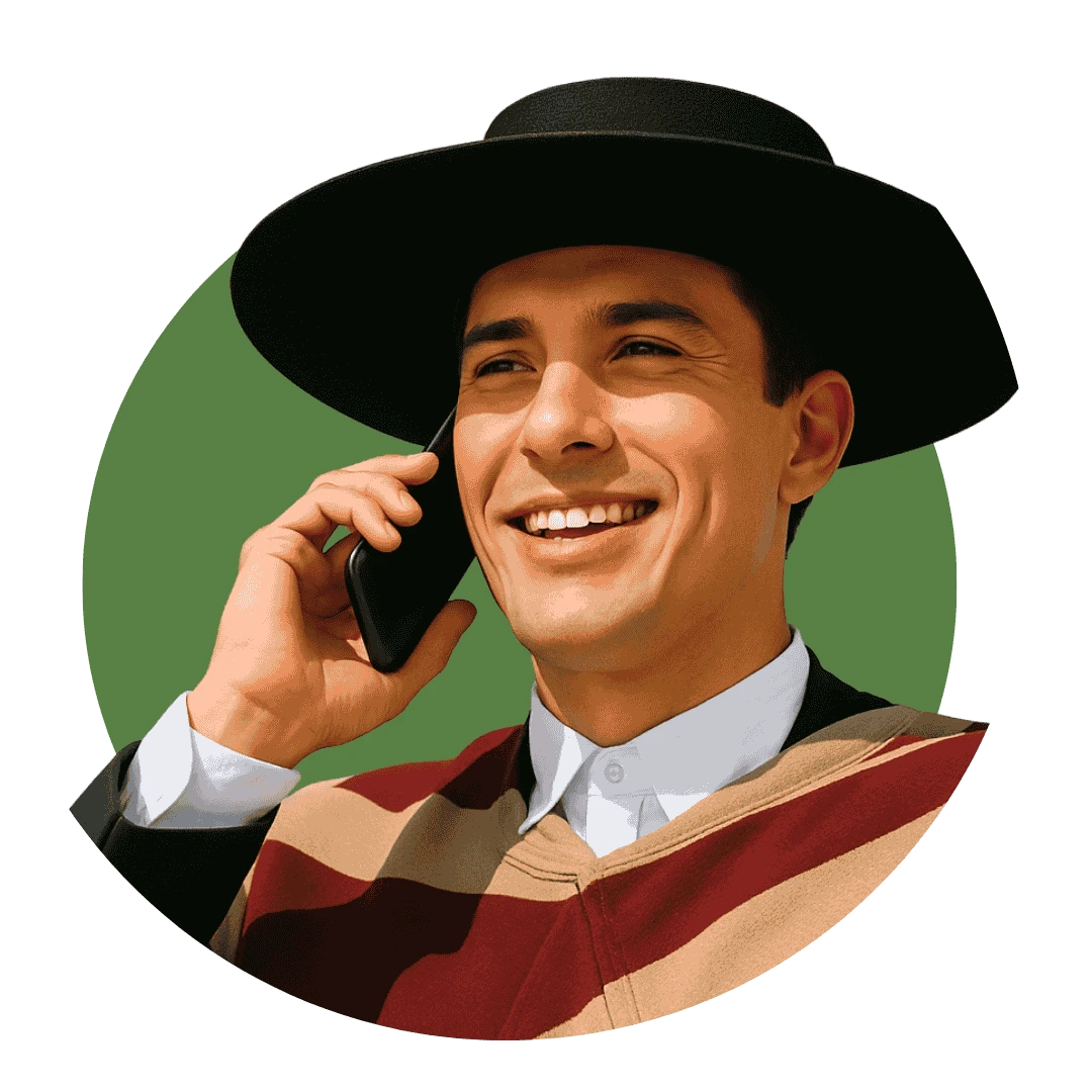 hombre con traje tipico chileno hablando por telefono