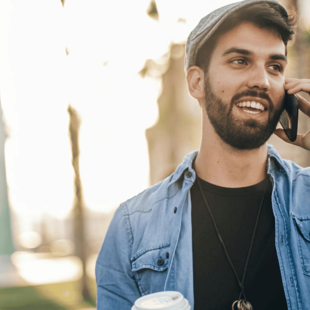 Hombre con gorra haciendo uso del serivio de llamadas voip de Bestvoiper