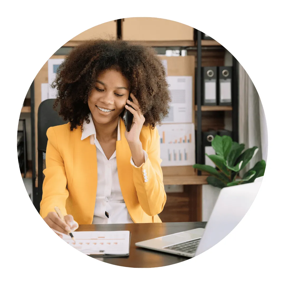 mujer transfiriendo llamadas por pbx