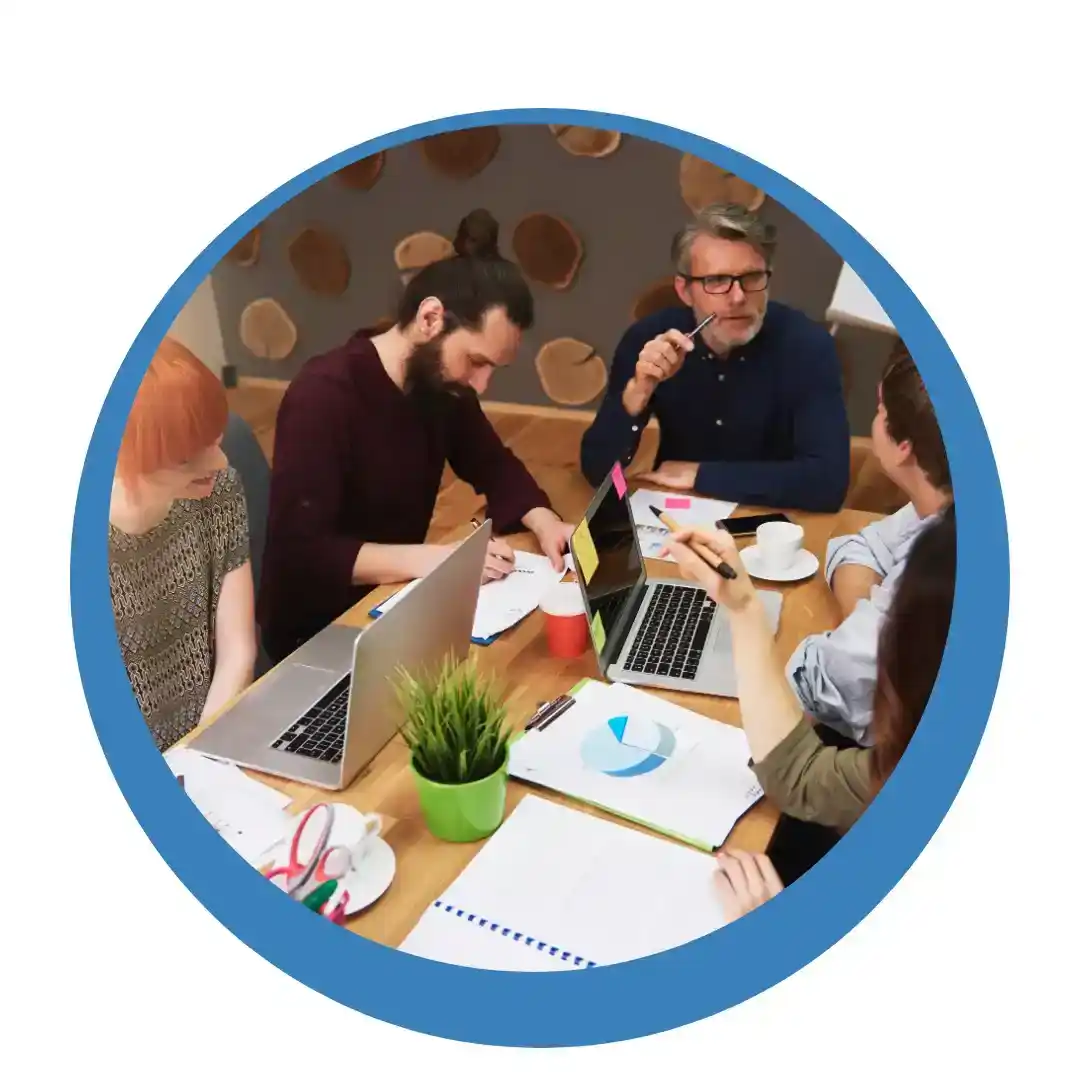 Equipo de trabajo comunicandose en un mismo lugar