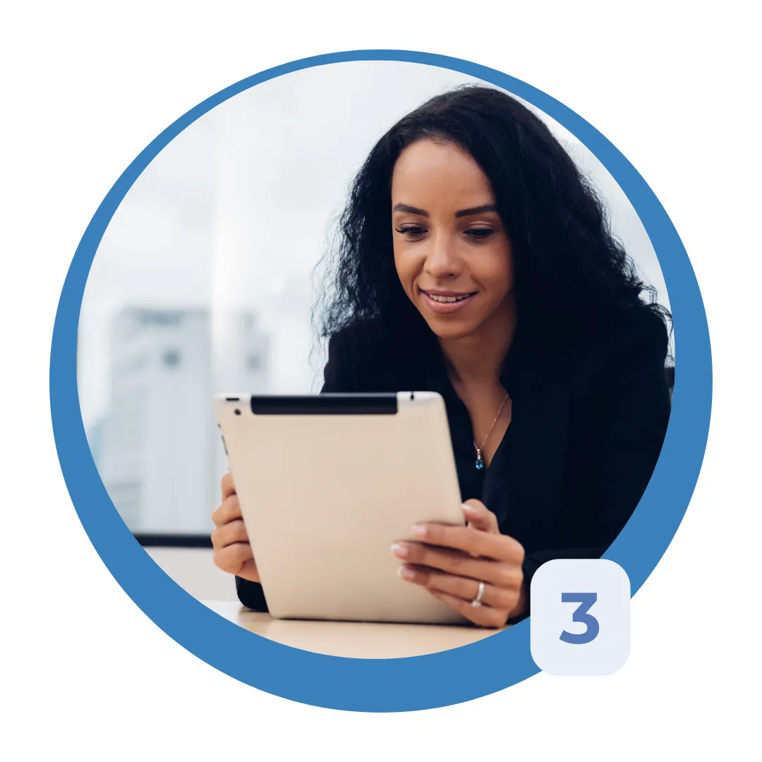 Mujer verificando información antes de procesarla